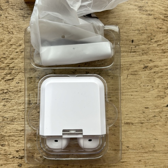 New wireless earbuds in original package - Picture 3 of 3